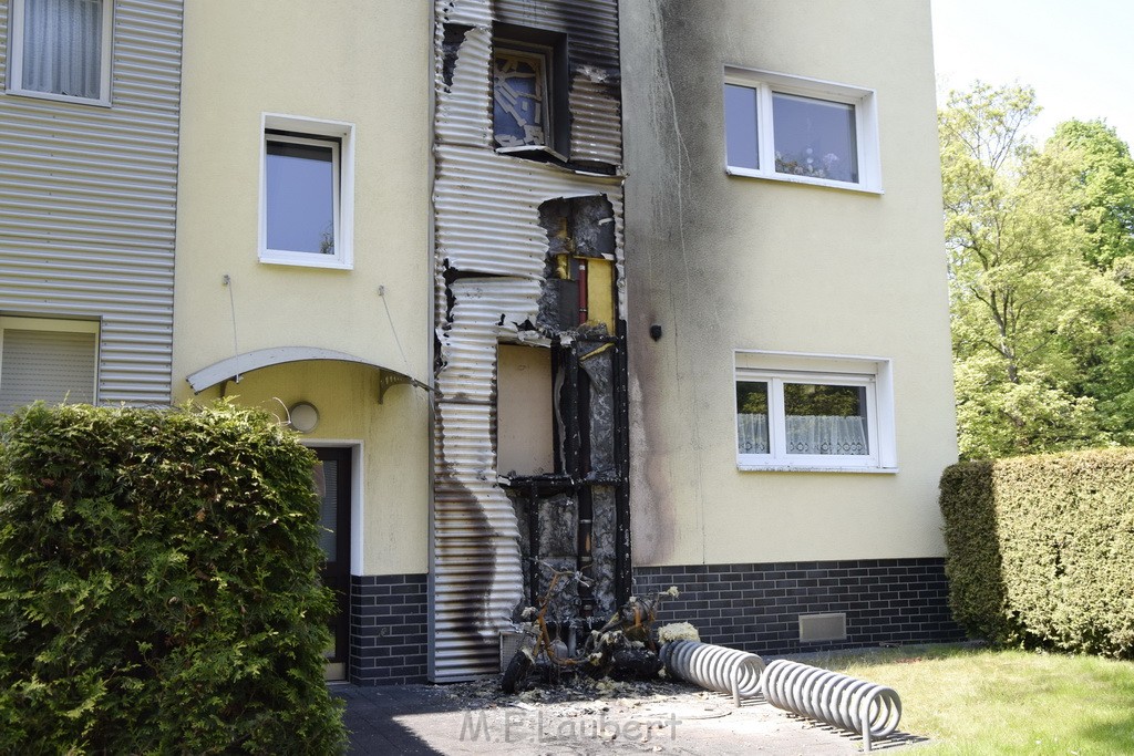 Rollerbrand dann Feuer 1 Fassadenbrand Koeln Gremberg Kroppergasse P65.JPG - Miklos Laubert